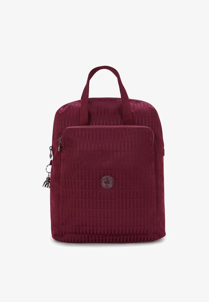 Zaino bordeaux con superficie testurizzata, dotato di due manici superiori, una tasca frontale con zip e un dettaglio del logo circolare.