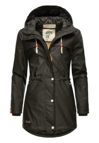Chaqueta negra impermeable con capucha forrada, cordones, cierre de cremallera, dos bolsillos laterales y cintura ajustada. El interior presenta un patrón.