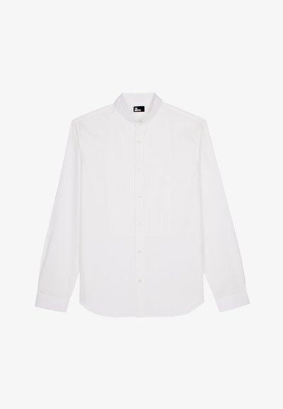 Hvid langærmet skjorte med båndkrave, der har en plisseret front, knaplukning og et glat, let stof.