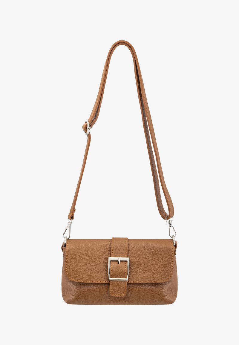 Borsa a tracolla in pelle marrone con finitura testurizzata, forma rettangolare, chiusura magnetica e dettaglio decorativo con fibbia. Tracolla regolabile.