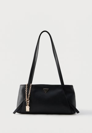 Sac à main Guess en cuir noir avec deux longues sangles, logo triangulaire et chaîne dorée avec étiquette de marque sur fond uni.