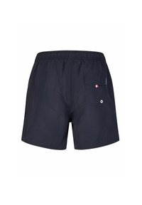 Marineblauwe zwembadeshorts met een elastische tailleband, een enkele achterzak met een kleine vlagaccent en een gladde, lichte stof.