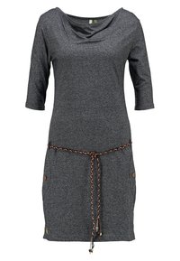 Vestido gris de manga larga con cuello de drapeado, tejido texturizado, cinturón trenzado en la cintura, dos bolsillos laterales y botones decorativos.