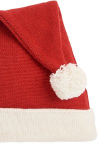 Rode gebreide kerstmanmuts met een witte fluffy pompon en een witte geribbelde boord. De textuur is lichtjes gestructureerd en het ontwerp is conisch.