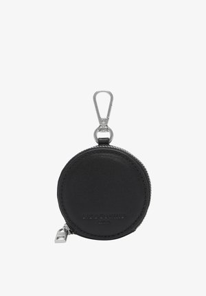Okrągły czarny skórzany woreczek na monety z zamkiem błyskawicznym i srebrnym karabińczykiem przymocowanym u góry.