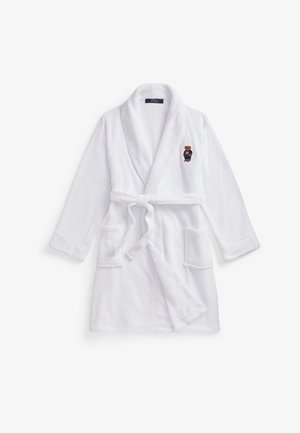 Bata de baño blanca hecha de tejido de felpa, con cuello de chal, mangas largas, dos bolsillos frontales y un parche de oso en el lado izquierdo del pecho.