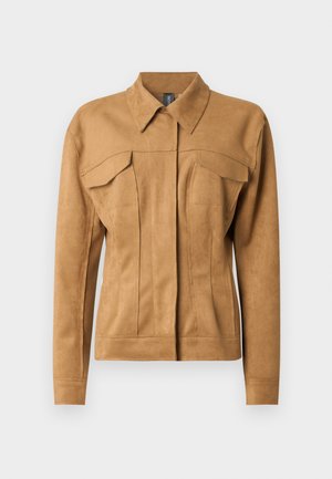 Veste en suédine marron avec col, deux poches poitrine et coutures décoratives. Comprend des manches longues et une silhouette ajustée.