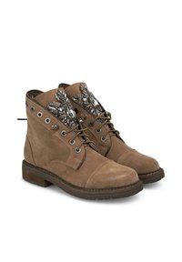 Bruine suède enkellaarsjes met vetersluiting, decoratieve edelsteenaccenten, ronde neus en dikke rubberen zool. Veteraat en stikdetails zijn aanwezig.