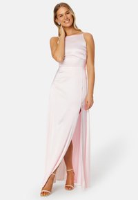 Abito in satin rosa chiaro con corpino aderente e spacco laterale. Presenta un scollatura dritta e una gonna fluida che arriva fino al pavimento.