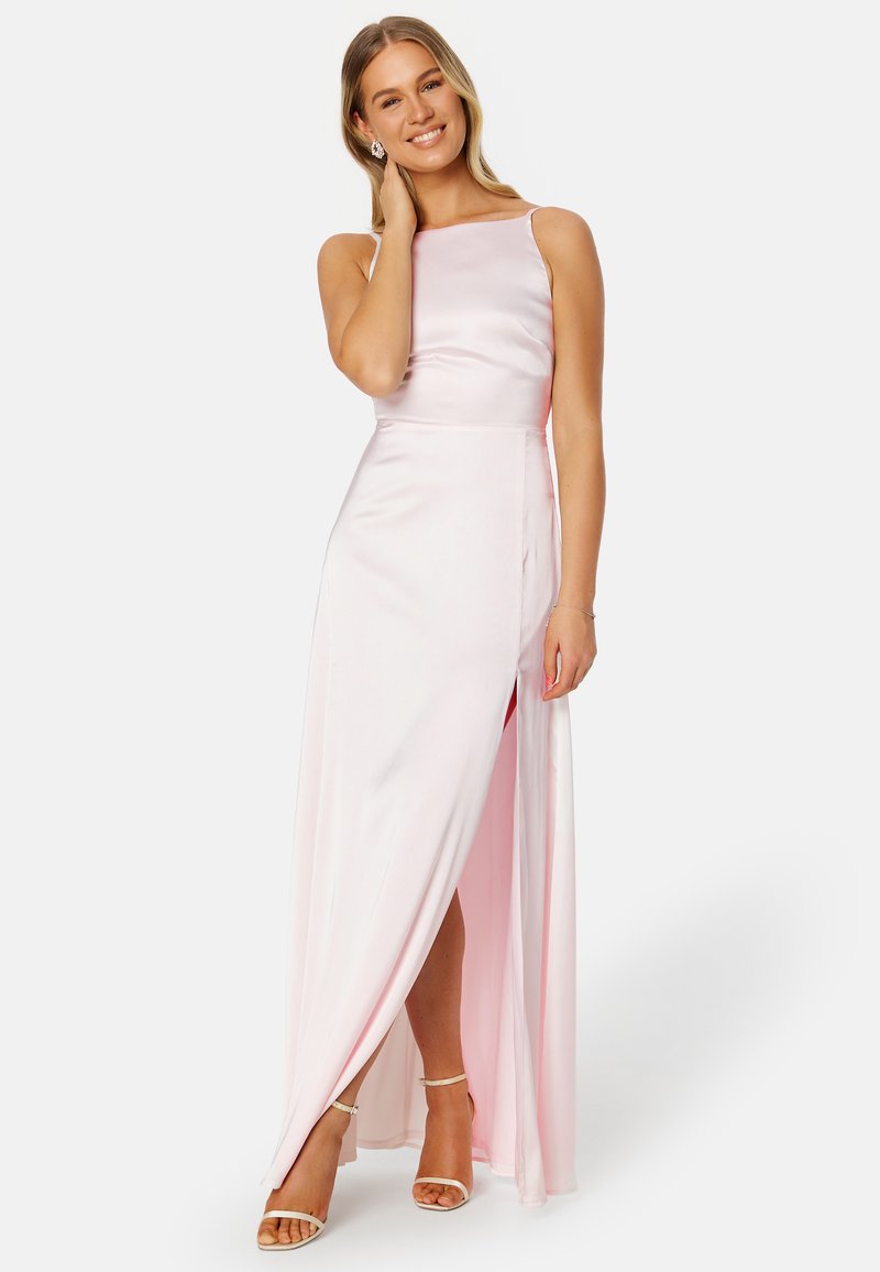 Abito in satin rosa chiaro con corpino aderente e spacco laterale. Presenta un scollatura dritta e una gonna fluida che arriva fino al pavimento.