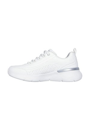 Zapatillas deportivas blancas con una parte superior de sintético liso, acentos texturizados, herrajes plateados y una suela acolchada con un diseño redondeado.