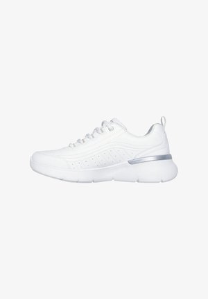 Zapatillas deportivas blancas con una parte superior de sintético liso, acentos texturizados, herrajes plateados y una suela acolchada con un diseño redondeado.