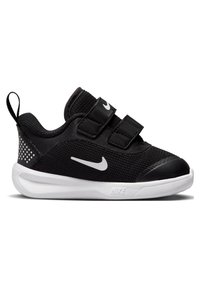 Chaussure de sport noire avec tige en maille, deux sangles Velcro réglables, semelle blanche ronde et petit logo blanc sur le côté ; panneau arrière texturé.