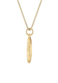 Guld vedhængs halskæde med en forlænget oval form og et struktureret, trådlignende design. Fastgjort med et rundt led til en fin kæde.