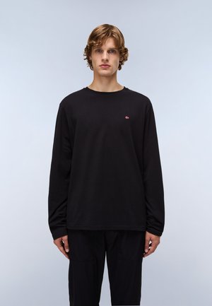 Zwarte t-shirt met lange mouwen van zachte katoen, voorzien van een klein rood embleem op de borst, met een ontspannen pasvorm en ronde hals.