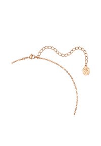 Náramek z růžového zlata s jemným řetízkem, s uzávěrem a osmiúhelníkovým přívěskem s vyrytým logem.