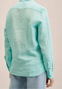 Turquoise overhemd met lange mouwen van linnen stof, voorzien van een knoopmanchet, met een achterpaneel en een zachte, gestructureerde oppervlakte.