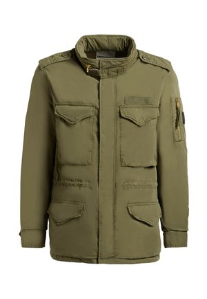 Férfi olívazöld katonai stílusú dzseki négy elülső zsebfedővel, magas gallérral, cipzáras és gombos lezárással, valamint cipzáras karzsebbel.