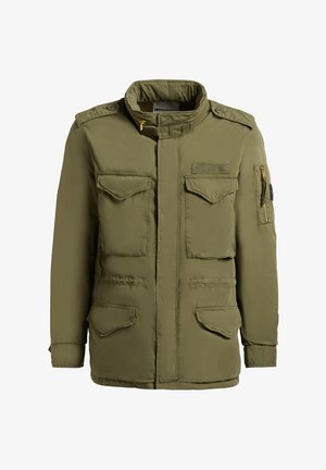 Férfi olívazöld katonai stílusú dzseki négy elülső zsebfedővel, magas gallérral, cipzáras és gombos lezárással, valamint cipzáras karzsebbel.