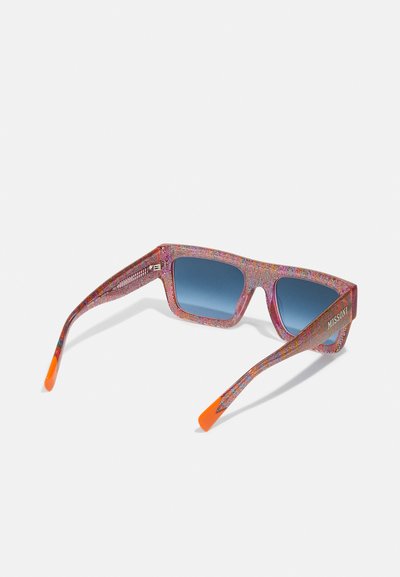 Occhiali da sole con una montatura texturizzata rosa e multicolore, lenti blu e punte arancioni sulle astine; presenta il logo Missoni.