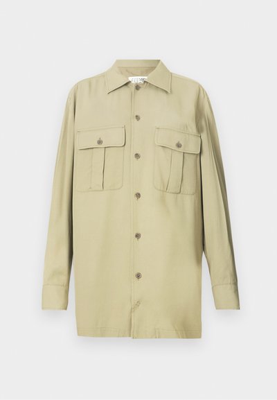 Kakio mygtukų marškiniai su apykakle, ilgomis rankovėmis, dviem krūtinės kišenėmis ir tiesiu siluetu. Pagaminti iš lygaus, lengvo audinio.