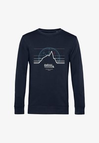 Sudadera de manga larga azul marino que presenta un gráfico de montaña con un diseño de brújula, impreso en blanco y azul claro, con acentos rojos en contraste.
