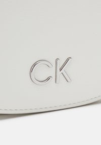 Calvin Klein DAILY SADDLE BAG - Skuldertasker - bright white
