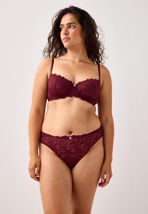 Bordeaux kant bh met geschulpte randen en lichte padding, gecombineerd met bijpassende kant hipster broekjes met een kleine decoratieve knoop.