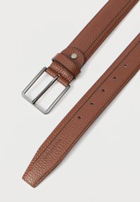 Rjav teksturiran usnjen pas s sivo pravokotno sponko, več nastavitvenih lukenj in črnimi šivi na svetli podlagi.