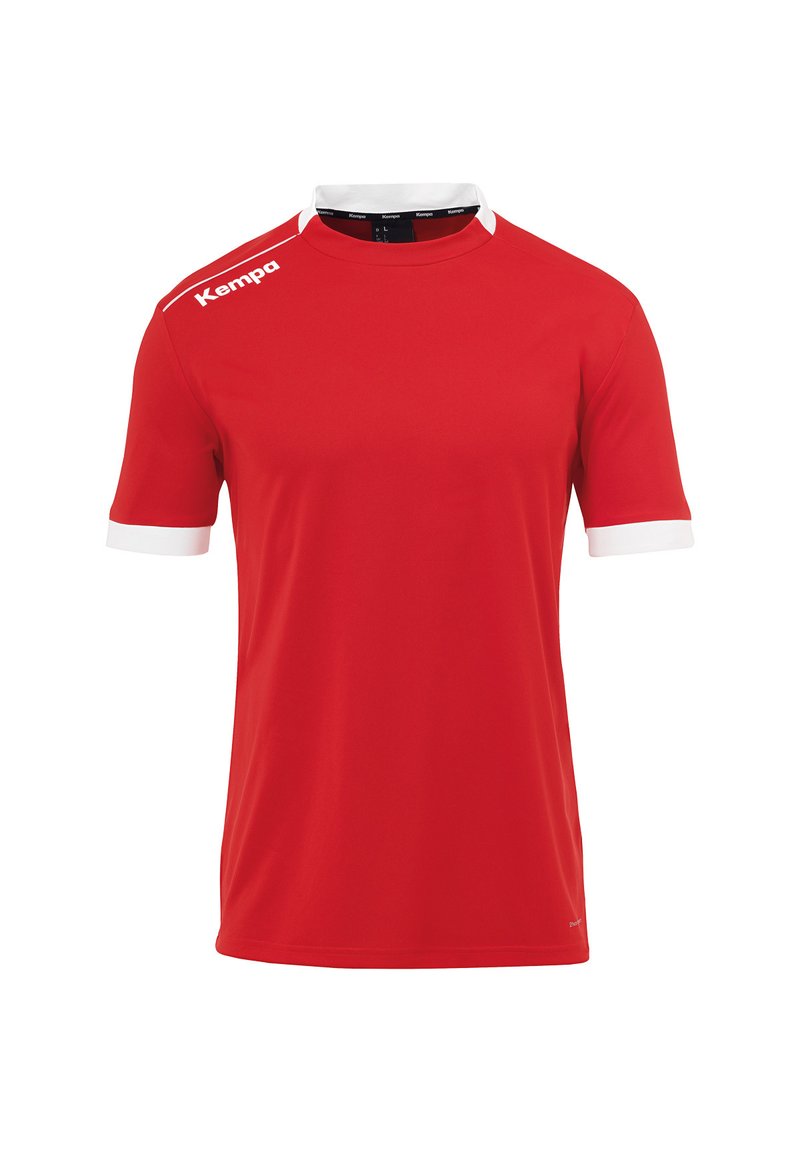 Rode sporttrui van gladde stof, met een witte kraag en accenten op de mouwen. Merkenlogo in het wit op de linkerschouder.