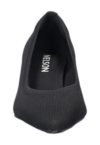 Zwarte stof platte schoen met een ronde neus en een elastische brei bovenkant. Het interieur beschikt over een gewatteerde binnenzool. Geen zichtbare hardware of accenten.