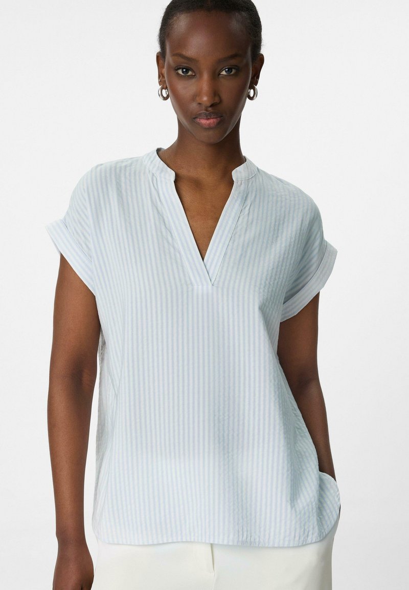 Lichtblauwe en witte gestreepte blouse met korte mouwen, een V-hals en een relaxte pasvorm. Gemaakt van zachte stof met zijzakken.