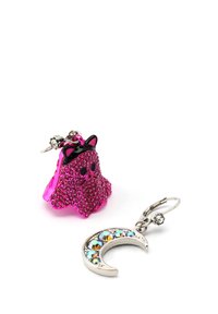 Un charme en forme de fantôme rose orné de strass, accompagné d'un charme en forme de croissant de lune argenté avec des accents de cristaux colorés.