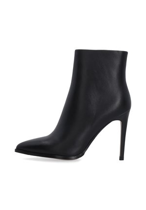 Zwarte leren enkellaars met een spitse neus en een stilettohak. Glad oppervlak, geen zichtbare versieringen, minimalistisch ontwerp.