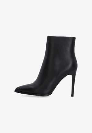 Černé kožené kotníkové boty s špičatou špičkou a jehlovým podpatkem. Hladký povrch, žádné viditelné ozdoby, minimalistický design.