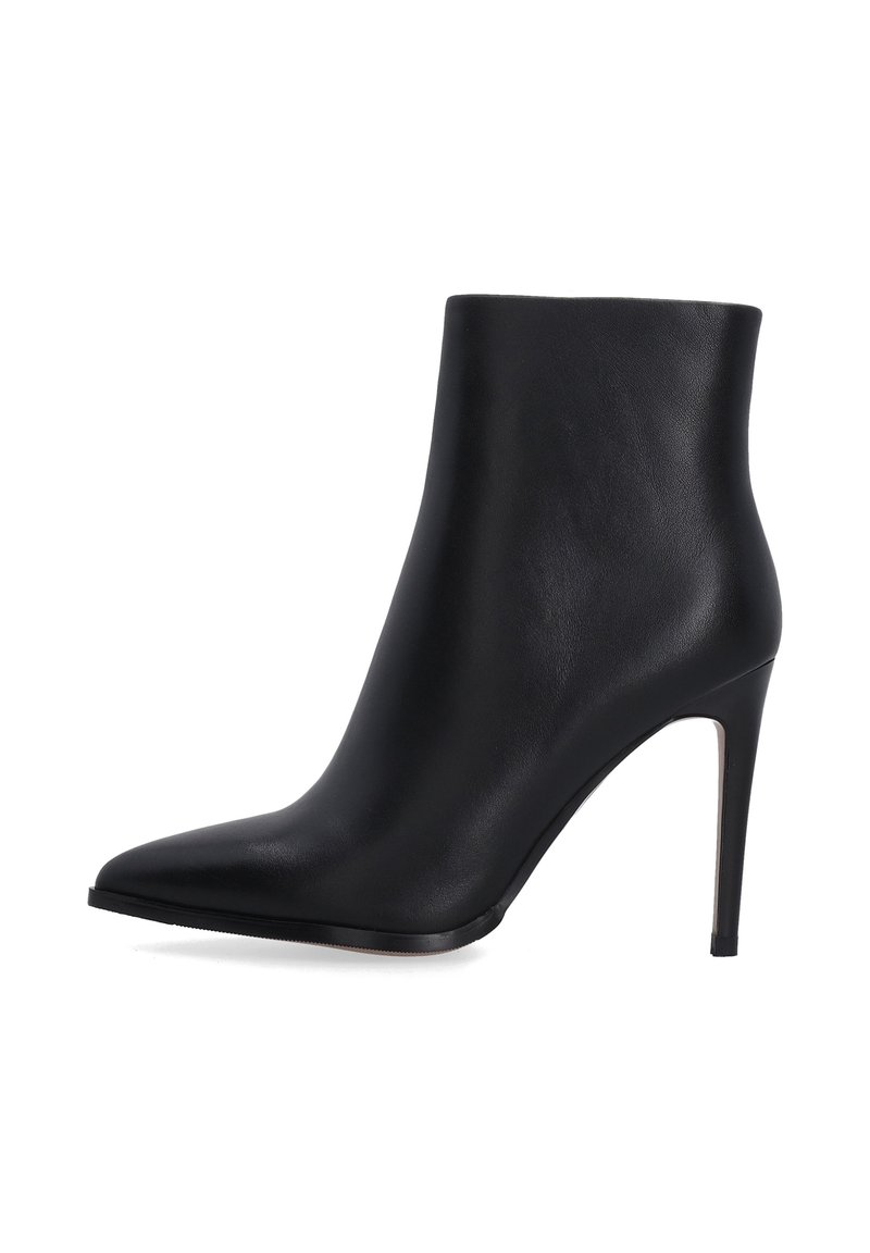 Černé kožené kotníkové boty s špičatou špičkou a jehlovým podpatkem. Hladký povrch, žádné viditelné ozdoby, minimalistický design.