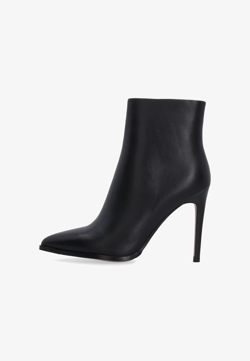Černé kožené kotníkové boty s špičatou špičkou a jehlovým podpatkem. Hladký povrch, žádné viditelné ozdoby, minimalistický design.