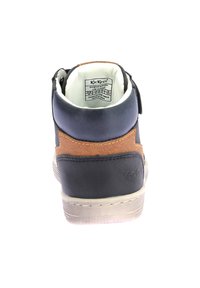 Sneaker in pelle nera a metà altezza con dettagli in suede marrone, suola testurizzata e fodera interna bianca. Presenta un logo sul lato.
