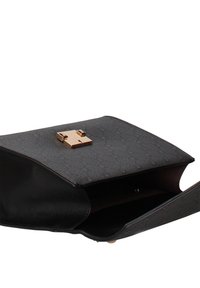 Zwarte handtas met een getextureerd buitenoppervlak, gouden sluiting en een open klep. De binnenkant is bekleed met een glad materiaal.