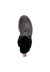Graue Wildleder-Ankelstiefel mit abgerundeter Spitze, grauen Schnürsenkeln und kontrastierendem pinken Akzent an der Ferse. Das Innere verfügt über eine gebrandete Innensohle und ein weiches Futter.
