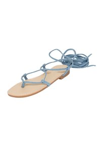 Sandalo piatto blu in suede con design a strisce incrociate, suola in pelle naturale e tacco piatto minimalista. Lunghe stringhe per una chiusura sicura.
