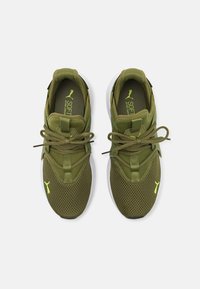 Puma ENZO EVOLVE - Scarpe da corsa su strada - olive green/electric lime/white