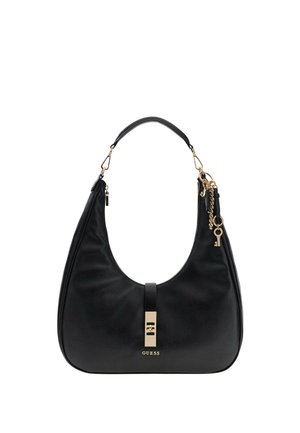 Sac hobo en cuir noir avec fermoir doré et détails en chaîne, comprenant un petit pendentif clé, une poignée unique et le logo GUESS au centre avant.