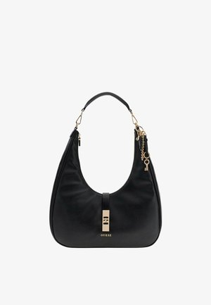 Sac hobo en cuir noir avec fermoir doré et détails en chaîne, comprenant un petit pendentif clé, une poignée unique et le logo GUESS au centre avant.