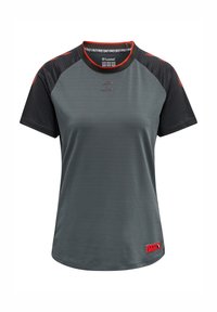 Mörkgrå sportskjorta med korta ärmar och röda accenter. Texturerade svarta axelpaneler och en liten röd etikett vid fållen. Lätt tygt.