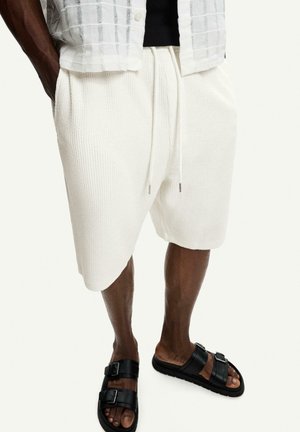 Bershka TEXTURED - BERMUDA - Shorts - white