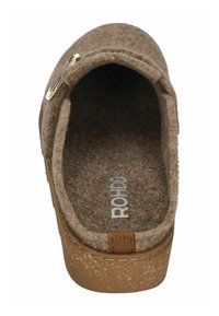 Zoccoli in feltro marrone con punta arrotondata, superficie testurizzata e suola in sughero beige. Presentano un accento in metallo argentato all'apertura.