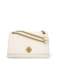 Krémově bílá kožená kabelka se strukturovaným designem, zlatými řetízkovými popruhy a předním emblémem. Má hladký povrch a jemný lesk.