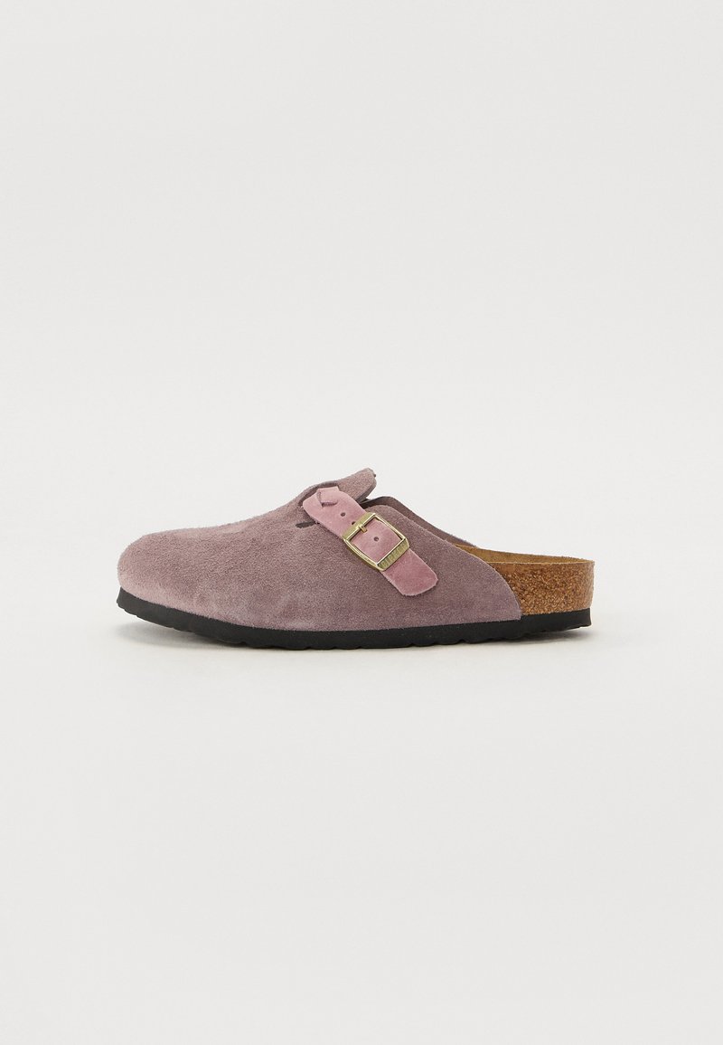 Zijden klompen in gedempt paars met een roze band en messing gesp detail. Kurk voetbed en zwarte rubberen zool. Gladde textuur. Zijaanzicht.