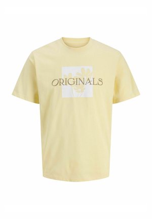 Geel katoenen t-shirt met een relaxte pasvorm, met een vierkante grafiek van bladeren en het woord "ORIGINALS" in bruin. Korte mouwen.